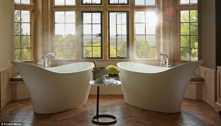 Dãy phòng Oak Suite của khách sạn Foxhill Manor ở Cotswolds có tới hai bồn tắm. Du khách có thể vừa ngâm mình trong bồn tắm vừa tận hưởng khung cảnh bình yên xung quanh để quên đi những phiền muộn trong cuộc sống.