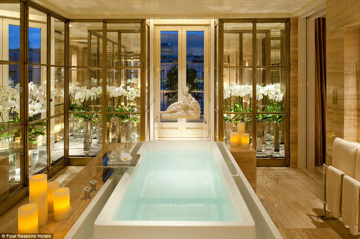 Khách sạn Four Seasons Hotel George V ở Paris (Pháp) cung cấp một khu phòng tắm theo phong cách hoàng gia tại dãy phòng Penthouse. Phòng tắm tuyệt vời này được lát sàn đá cẩm thạch và tách rời với phòng ngủ bởi một cửa kính trượt.