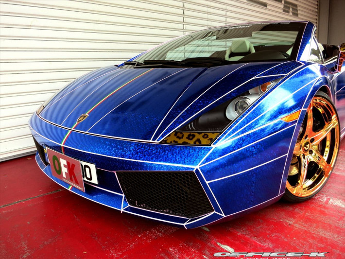 Việc dịch cái tên của siêu xe Lamborghini Gallardo Spyder sang tiếng Anh cũng là rất khó. Nguyên văn tiếng Nhật của nó có thể dịch là “Thủ lĩnh mạnh mẽ nhất thế giới của nhà Morohoshi”.