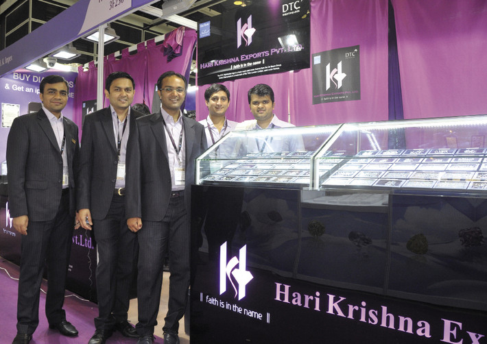 Với hệ thống dịch vụ chăm sóc khách hàng thân thiện, Hari Krishna Exports luôn cố gắng tạo ra sự thoải mái và hài lòng nhất cho khách hàng mua trang sức kim cương của họ.