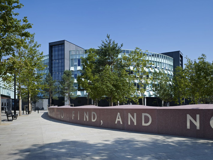 Công trình trường học đẹp nhất: Học viện Chobham ở London, Anh.