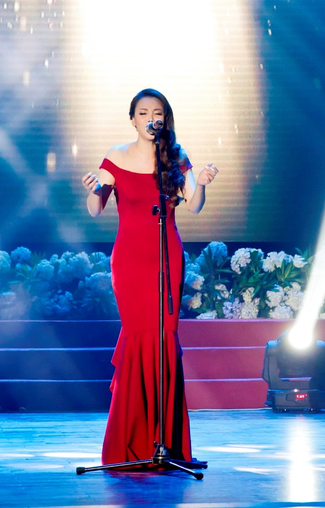 Hồ Quỳnh Hương: Số lần Hồ Quỳnh Hương xuất hiện tại các sự kiện giải trí không nhiều, song, cô để lại không ít dấu ấn đẹp về phong cách thời trang nền nã, thanh lịch, nhờ những bộ váy dạ hội sang trọng, tôn vóc dáng. Ít nhiều, nữ ca sĩ cũng để lại ấn tượng đẹp trong lòng khán giả và tín đồ thời trang trong nước.