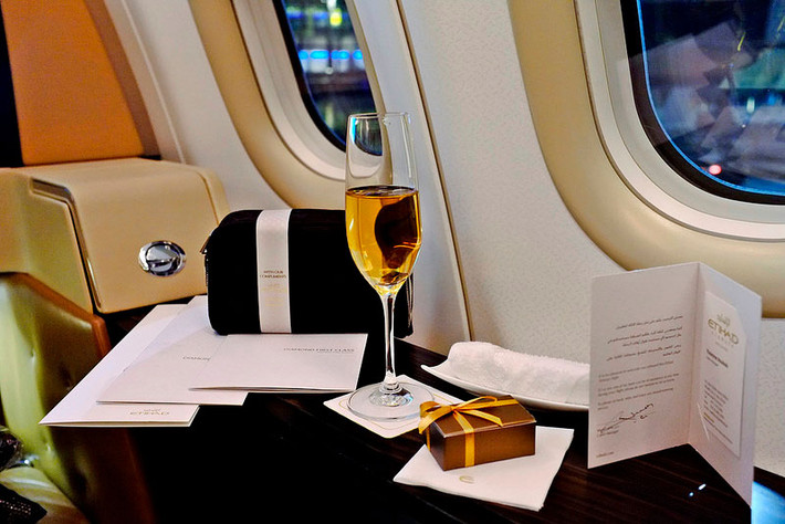 3. Chuyến bay từ San Francisco đến Abu Dhabi của hãng Etihad Airways với giá 28.090 USD. Hãng hàng không quốc gia của Abu Dhabi, thuộc Các tiểu vương quốc Ả Rập thống nhất này cung cấp tấm vé khứ hồi từ San Francisco đến Abu Dhabi có giá 28.090 USD. Với giá vé này, hành khách được trải nghiệm dịch vụ phòng giải trí, TV màn hình LCD rộng 23 inch ở mỗi ghế ngồi, quán bar mini, ghế ngồi được bọc da cao cấp.