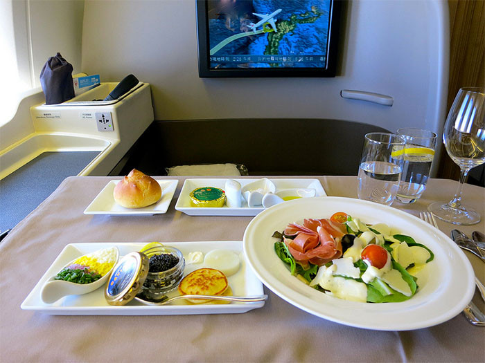8. Chuyến bay từ Los Angeles tới Tokyo của hãng Japan Airlines (Nhật Bản) với giá vé khứ hồi là 16.078 USD. Hãng hàng không Nhật Bản này cung cấp cho hành khách khoang hạng nhất một không gian riêng rộng rãi với ghế da có thể ngả thành giường nệm, TV màn hình phẳng 23-inch và khách có thể lựa chọn các món ăn phương Tây hoặc món sushi, sashimi truyền thống của Nhật Bản.