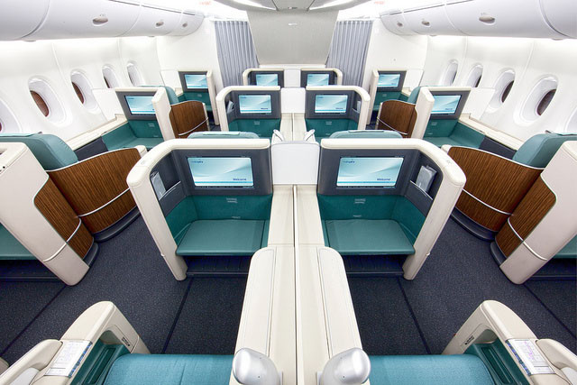 4. Chuyến bay từ New York đến Bắc Kinh của hãng hàng không Korean Airlines (Hàn Quốc) có giá vé khoang hạng nhất là 27.000 USD. Với tấm vé này, khách sẽ trải nghiệm các thiết bị hiện đại như màn hình cảm ứng ở đằng trước mỗi ghế ngồi, thưởng thức các thực đơn ăn uống vô cùng đa dạng và phong phú.