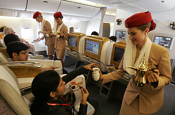 2. Chuyến bay từ Los Angeles đến Dubai của hãng hàng không Emirates (Các tiểu vương quốc Ả rập thống nhất) với giá vé 30.000 USD. Tương xứng với số tiền bỏ ra, hành khách sẽ được chăm sóc tận tình bởi các dịch vụ như spa, phòng xông hơi, quán bar mini, phòng tập thể dục trong suốt 16 giờ bay. Đặc biệt, các hành khách nữ còn được trang bị bàn trang điểm với đầy đủ các loại mỹ phẩm cao cấp của những thương hiệu nổi tiếng thế giới.