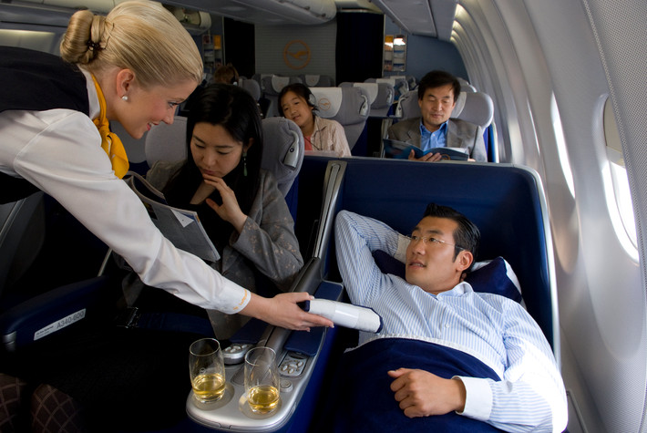 1. Chuyến bay từ New York đến Hong Kong của hãng hàng không Đức Lufthansa là chuyến bay có giá vé đắt nhất: 43.535 USD (tương đương 926 triệu đồng). Với giá vé trên, mỗi hành khách sẽ có một nhân viên riêng luôn đứng bên cạnh phục vụ 24/24. Ngoài ra, bên cạnh mỗi chiếc ghế còn có hệ thống giữ ẩm không khí riêng.