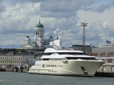Roman Abramovich là tỷ phú người Nga, chủ sở hữu công ty đầu tư tư nhân Millhouse LLC và câu lạc bộ bóng đá Chelsea. Tổng giá trị tài sản thực tế của ông ước đạt 11,2 tỉ USD cùng du thuyền Eclipse được mua với giá khoảng 450 triệu USD.
