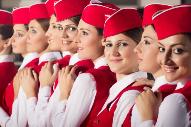 Ryan Air, hãng hàng không giá rẻ lớn nhất châu Âu, trong kỳ tuyển dụng mới đây đưa ra mức thu nhập hay 1.300USD/tháng cho các tiếp viên trong vòng 6 tháng đầu tiên. Tuy nhiên, tiếp viên làm đủ 1 năm có thể nhận được mức thu nhập lên tới 31.000 USD/năm, cao hơn rất nhiều so với mức lương trung bình thế giới.