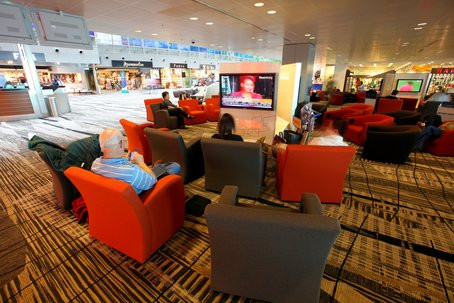 Ở sân bay quốc tế Changi của Singapore, hành khách có thể ăn, uống, chơi, xem phim, mua sắm và nghỉ ngơi trong không gian hiện đại và thư giãn nhất.