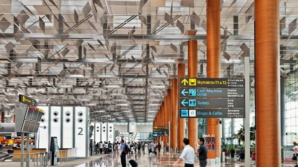 Sân bay Changi đề ra mục tiêu để tất cả hành khách di chuyển qua cầu từ máy bay xuống nhà ga trong vòng 2 phút, tiếp theo chỉ mất 8 phút để qua quầy hải quan và trong vòng 25 phút là hoàn thành toàn bộ quy trình trả hành lý, ngay cả với máy bay A380 với sức chứa hơn 500 hành khách.