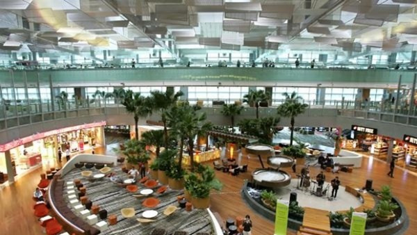 Sân bay Changi là nơi tập trung rất nhiều lựa chọn mua sắm và ăn uống, điểm vui chơi giải trí và phong cách sống, cũng như trung tâm thương mại, đảm bảo mang lại cho bạn một trải nghiệm hàng đầu. Các điểm nổi bật khác gồm rạp chiếu phim, sân chơi và trạm Internet miễn phí.