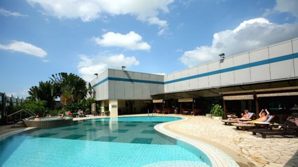 Sân bay Changi còn có cả một hồ bơi phục vụ nhu cầu giải trí của khách.
