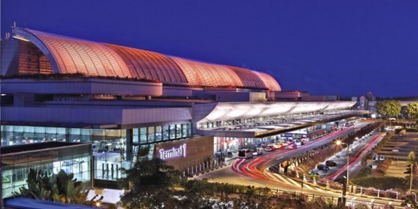 Với hơn 400 giải thưởng và phục vụ hơn 100 hãng hàng không quốc tế, sân bay Changi được công nhận là một trong những sân bay tốt nhất thế giới.