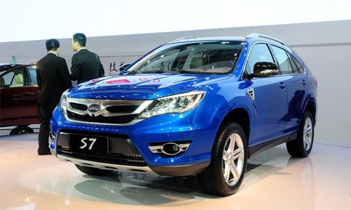 Chiếc S7 của BYD với phần đầu xe có nét tương đồng với Lexus RX. Trong khi đó, phần đuôi xe được hãng xe Trung Quốc sao chép rất kỹ, từ cửa kính, cánh gió và đuôi đèn của RX.