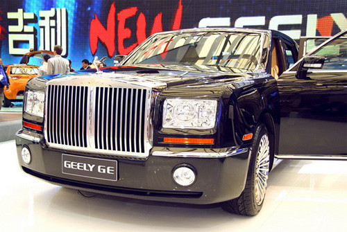 Hãng xe Geely ra mắt mẫu GE với kiểu dáng tương tự từ lưới tản nhiệt cho đến biểu tượng Spirit of Ecstasy của chiếc Rolls-Royce Phantom.