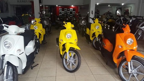 Mẫu xe tay ga có dung tích 50cc này nhắm vào đối tượng khách hàng chưa có bằng lái xe như học sinh, sinh viên. Mẫu xe Benelli Pepe 50 4T được bán ra thị trường Việt Nam với 4 màu là cam, trắng, vàng và xám.