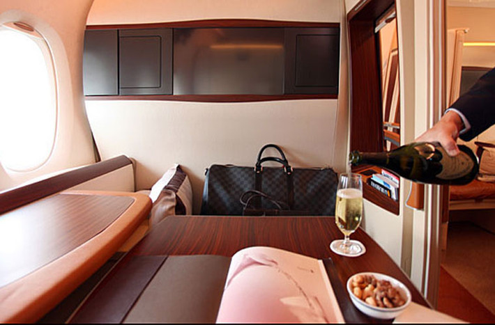 10. Chuyến bay từ New York đến Singapore của hãng Singapore Airlines có giá vé hạng nhất 14.000 USD. Với giá vé này hãng hàng không Singapore cung cấp dịch vụ phòng ngủ riêng cho các khách khoang hạng nhất. Ngoài ra, còn bàn ăn cho khách dùng bữa và TV màn hình LCD 23-inch để giải trí.