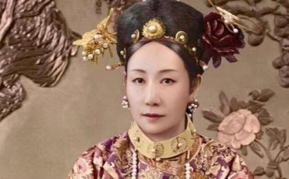 Ngay cả sau khi bà qua đời, những tin đồn vẫn tiếp tục. Theo truyền thuyết, sau khi Từ Hi qua đời, "mộ tặc" Tôn Điện Anh đã lẻn vào lăng mộ mở quan tài của bà ra và thấy rằng dung nhan của nữ Thái hậu nổi tiếng vẫn như trước.