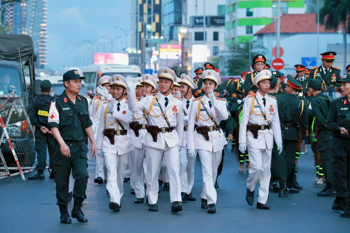 Khối nam CBCS Công an TPHCM vẫy chào nhân dân