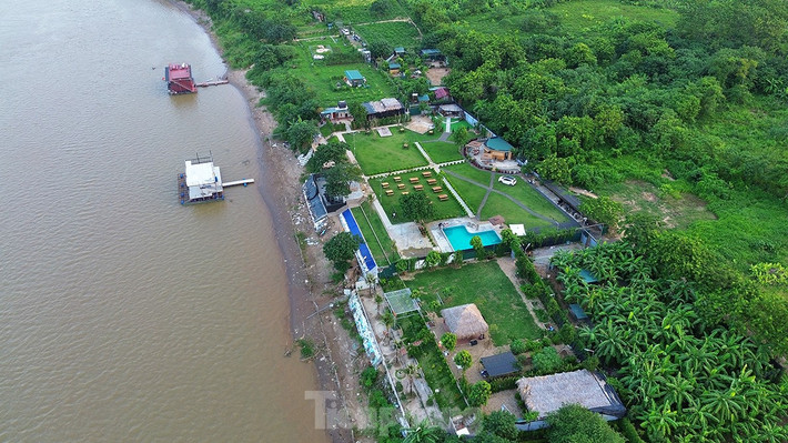 Hiện tại, nhiều diện tích trên bãi giữa sông Hồng bị lấn chiếm xây dựng khu vui chơi, nhà hàng.