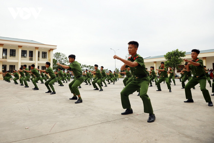 Vào ngày cuối cùng của thời hạn chấp hành án phạt tù, trại hoàn chỉnh thủ tục theo quy định của pháp luật để trả tự do cho phạm nhân; cấp Giấy chứng nhận chấp hành xong án phạt tù cho người đã chấp hành xong án phạt tù, cấp khoản tiền từ Quỹ hòa nhập cộng đồng, tiền chi trả một phần công lao động đối với phạm nhân trực tiếp tham gia lao động, cấp tiền tàu xe, tiền ăn trong thời gian đi đường trở về nơi cư trú…