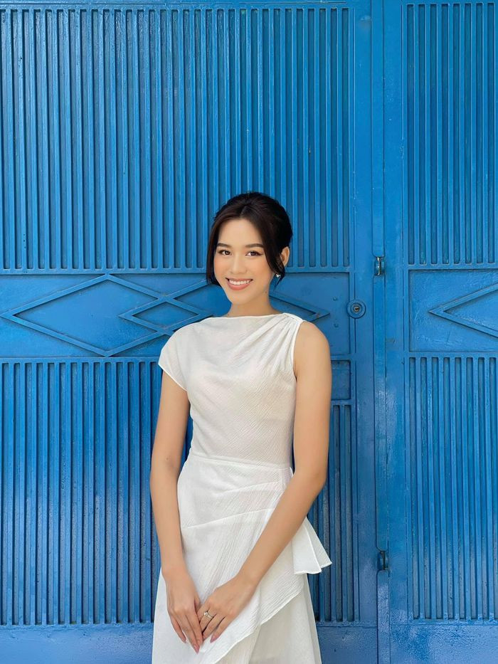 Hoa hậu Đỗ Thị Hà khoe nhan sắc dịu dàng, quyến rũ trong bộ váy trắng tinh khôi.
