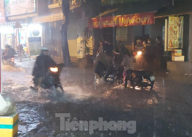 Nhiều phương tiện bị chết máy khi chạy qua đoạn đường ngập khiến người dân phải hì hục đẩy xe dưới trời mưa.