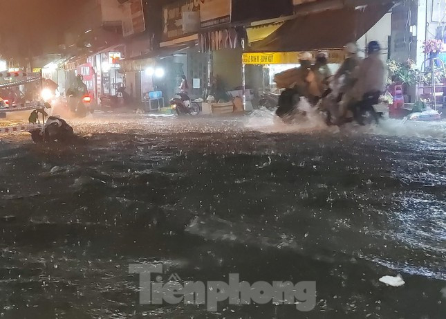 Đường ngập sâu khiến các phương tiện lưu thông gặp rất nhiều khó khăn.