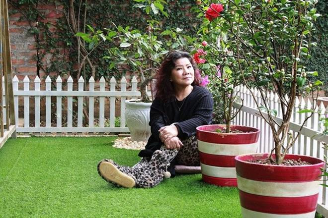 Giọng ca "Tàu anh qua núi" - NSND Thanh Hoa cùng chồng là nghệ sĩ hài Tôn Thất Lợi sở hữu căn biệt thự nhà vườn rộng đến hơn 1.000m2 tại Thạch Thất, Hà Nội. Bao quanh ngôi nhà là khu vườn 930m2 đầy hoa thơm, trái ngọt. Trên trang cá nhân của mình, NSND Thanh Hoa thường khoe những thành quả từ khu vườn.