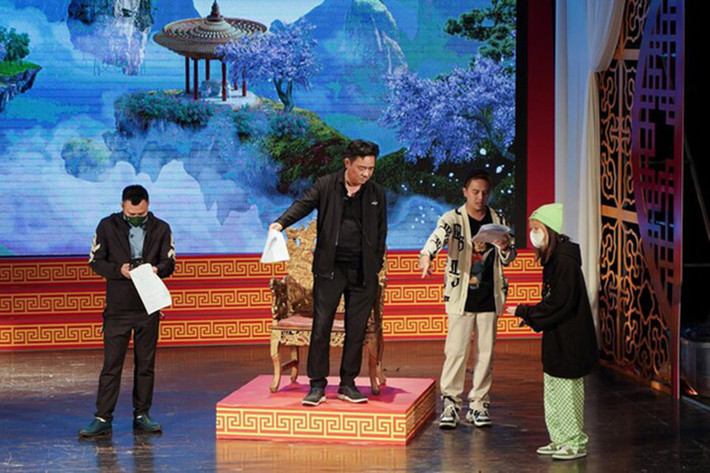 Một số hính ảnh rò rỉ bên lề chương trình Táo Quân 2022 với nhiều gương mặt mới, trong đó có YouTuber Hậu Hoàng khiến dân tình bàn tán xôn xao.