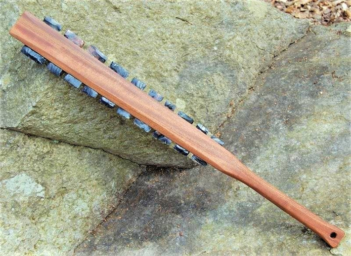 Macuahuitl là một thanh kiếm của người Aztec, được phát minh vào thế kỷ thứ 10. Dài 1m và rộng 75mm, về cơ bản, nó là một cây gậy bằng gỗ có gắn các lưỡi kiếm obsidian dài khoảng 3 cm. Macuahuitl là vũ khí cận chiến tiêu chuẩn được sử dụng bởi các chiến binh Aztec Eagle và Jaguar. Obsidian cắt cơ thể người tốt hơn dao phẫu thuật. Điều thú vị là nó được sử dụng để đánh bại chứ không phải để giết đối thủ. Người Aztec cần tù nhân cho nghi lễ hiến tế của họ.
