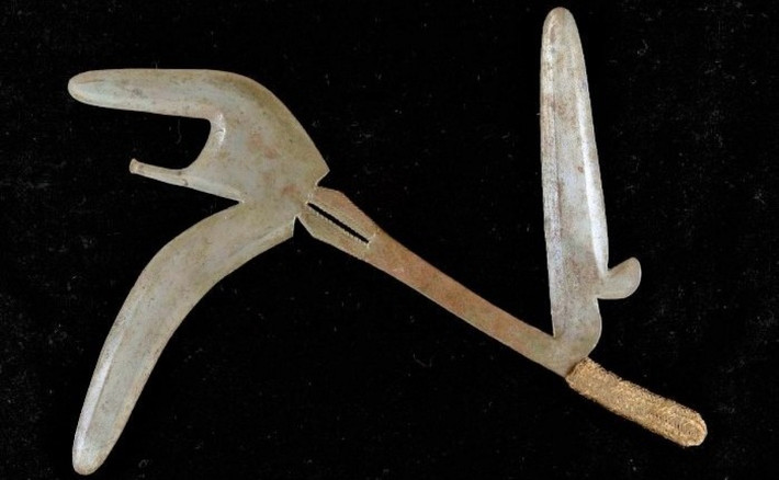 Mambele là một loại dao găm cong dùng để phi, có nguồn gốc từ Trung Phi. Dao dài 55cm và có bốn lưỡi, có thể gây ra những vết thương khác nhau. Trong cận chiến, các chiến binh châu Phi sử dụng mambele như dao găm, nhưng chủ yếu là nó được ném vào kẻ thù ở khoảng cách 9m.