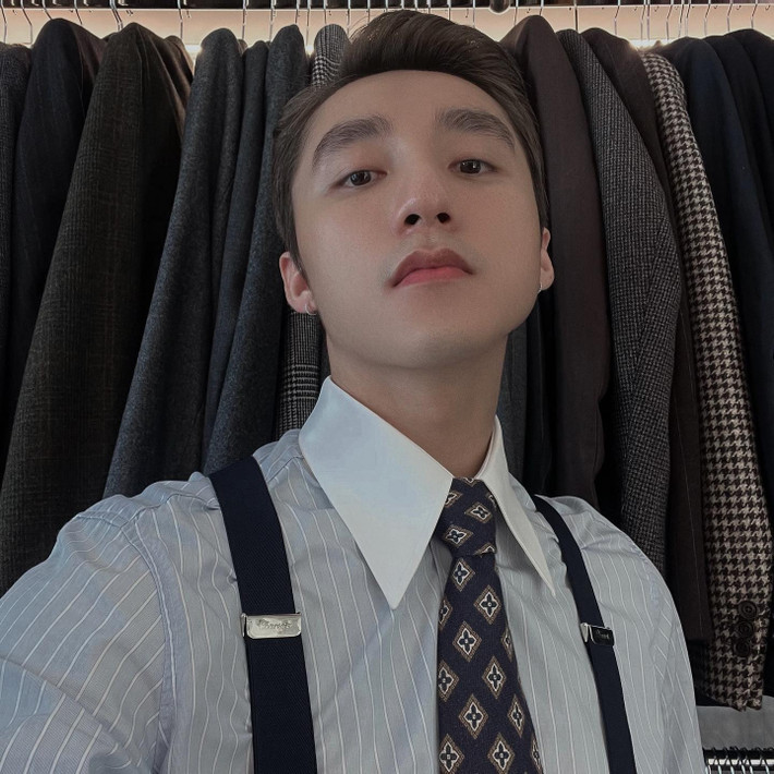 Sơn Tùng M-TP diện vest bảnh bao.