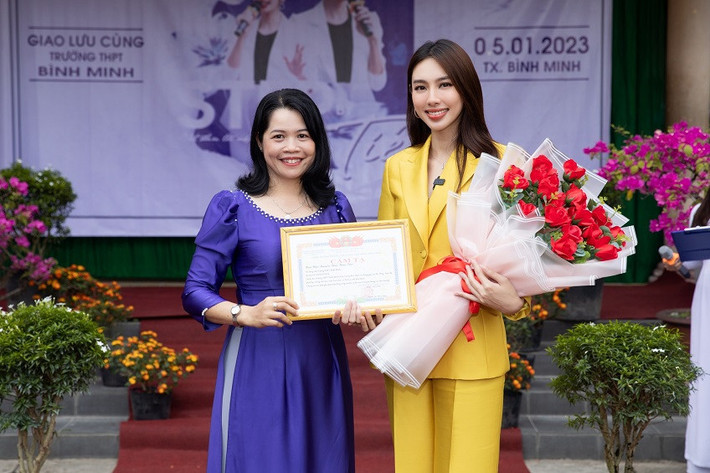 Nguyễn Thúc Thuỳ Tiên thăm trường tại Vĩnh Long.