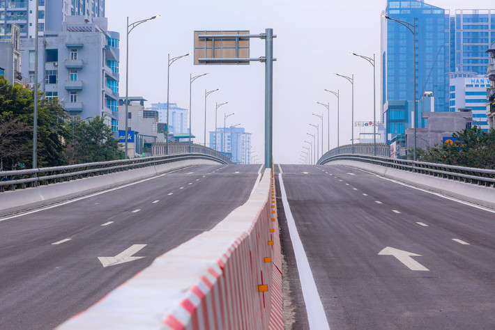 Dải phân cách cứng giữa hai chiều được sơn sọc đỏ trắng, kèm phản quang.