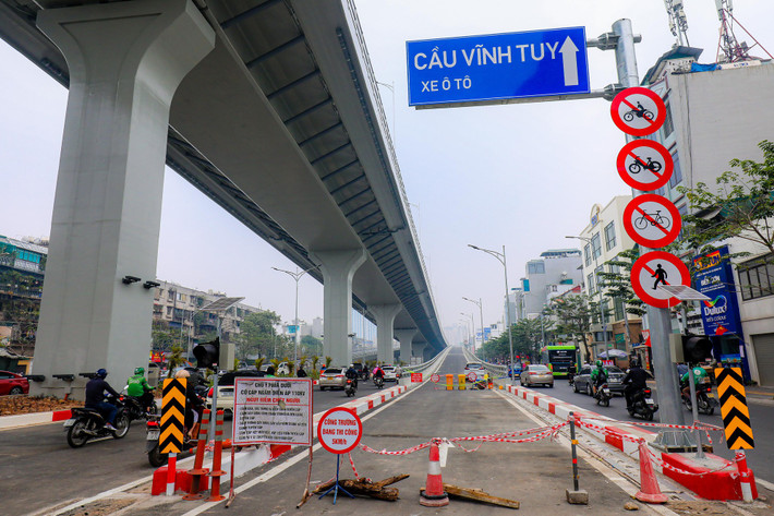 Công nhân dọn dẹp phần đường phía dưới, cây xanh cũng được trồng dọc tuyến chuẩn bị cho công tác thông xe vào sáng ngày 11/1.