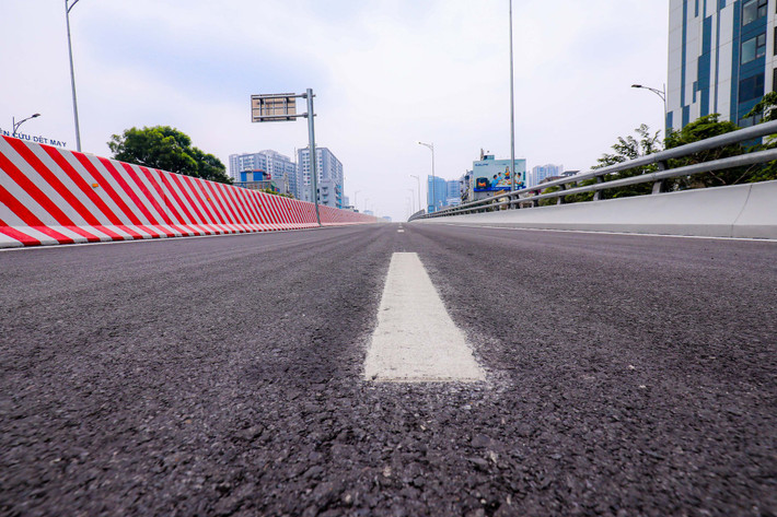 Dự án vành đai 2 trên cao đoạn Vĩnh Tuy - Ngã Tư Sở, bao gồm cả tuyến đường bộ trên cao và phần mở rộng dưới thấp, có tổng vốn đầu tư hơn 9.400 tỷ đồng.