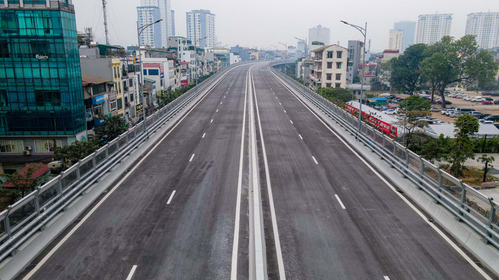 Theo ghi nhận, sơn và vạch kẻ đường trên tuyến đường Vành đai 2 trên cao đã được hoàn thiện.