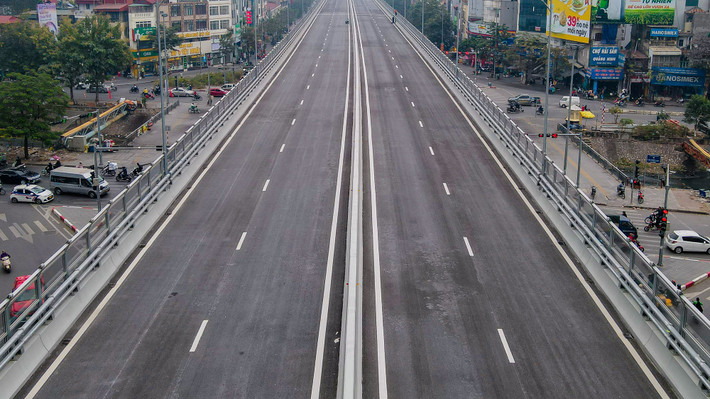 Với mỗi bên 2 làn xe, tốc độ tối đa dọc tuyến đường trên cao này là 80 km/giờ.