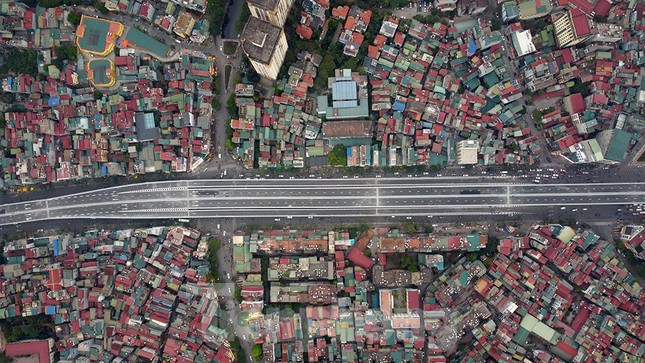 Đường dẫn lên và xuống đường trên cao của dự án đường Vành đai 2, đoạn giao cắt với Ngã Tư Vọng nhìn từ trên cao.