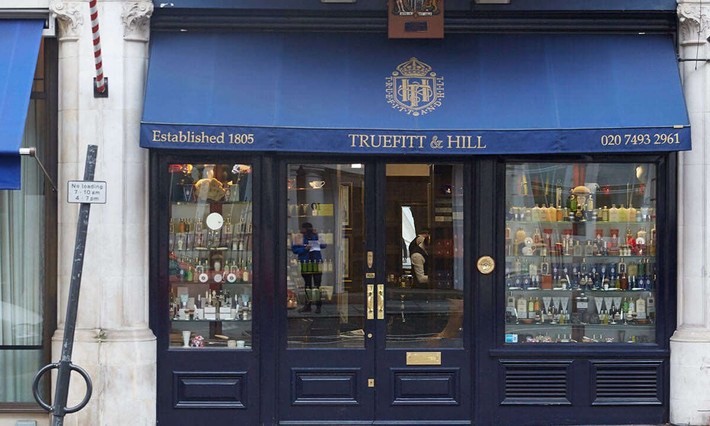 Theo Bloomberg, Truefitt and Hill - một cửa hàng cắt tóc nam ở London - hiện tính giá 110 bảng Anh (tương đương 134 USD) cho 1 lần cắt và tỉa râu mà chưa bao gồm các dịch vụ bổ sung như nhuộm, uốn hay dưỡng. Và đương nhiên là cũng không có đồ uống kèm theo.