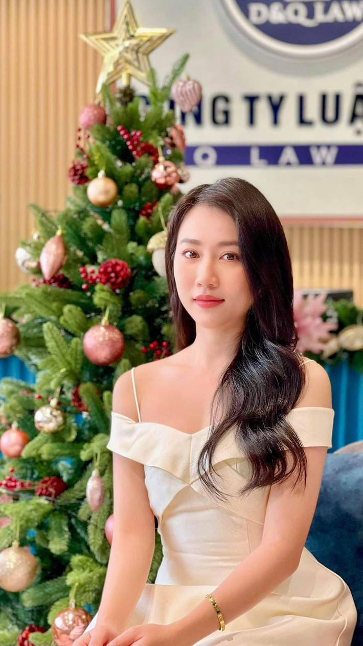 Huỳnh Hồng Loan đẹp dịu dàng.