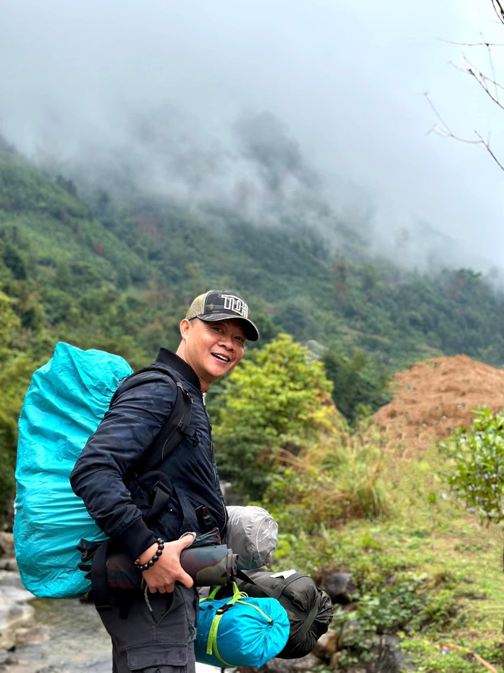MC Quang Minh “tay xách nách mang" khi tác nghiệp.