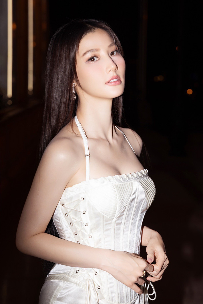 Sao Việt 12/1: Diễm My 9x đẹp quyến rũ.