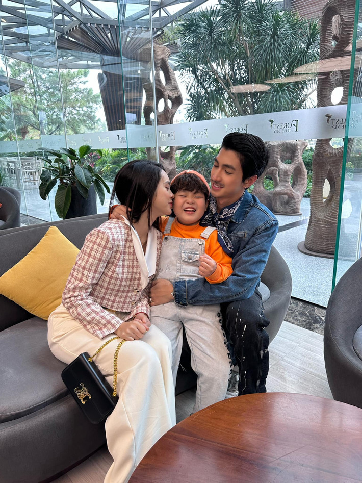 Sao Việt Quỳnh Lương hạnh phúc bên “gia đình màn ảnh".