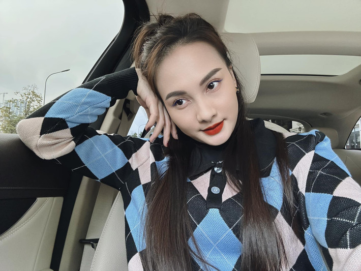 Diễn viên Bảo Thanh đăng tải hình ảnh với nội dung: “Cô đơn trên ghế da”.