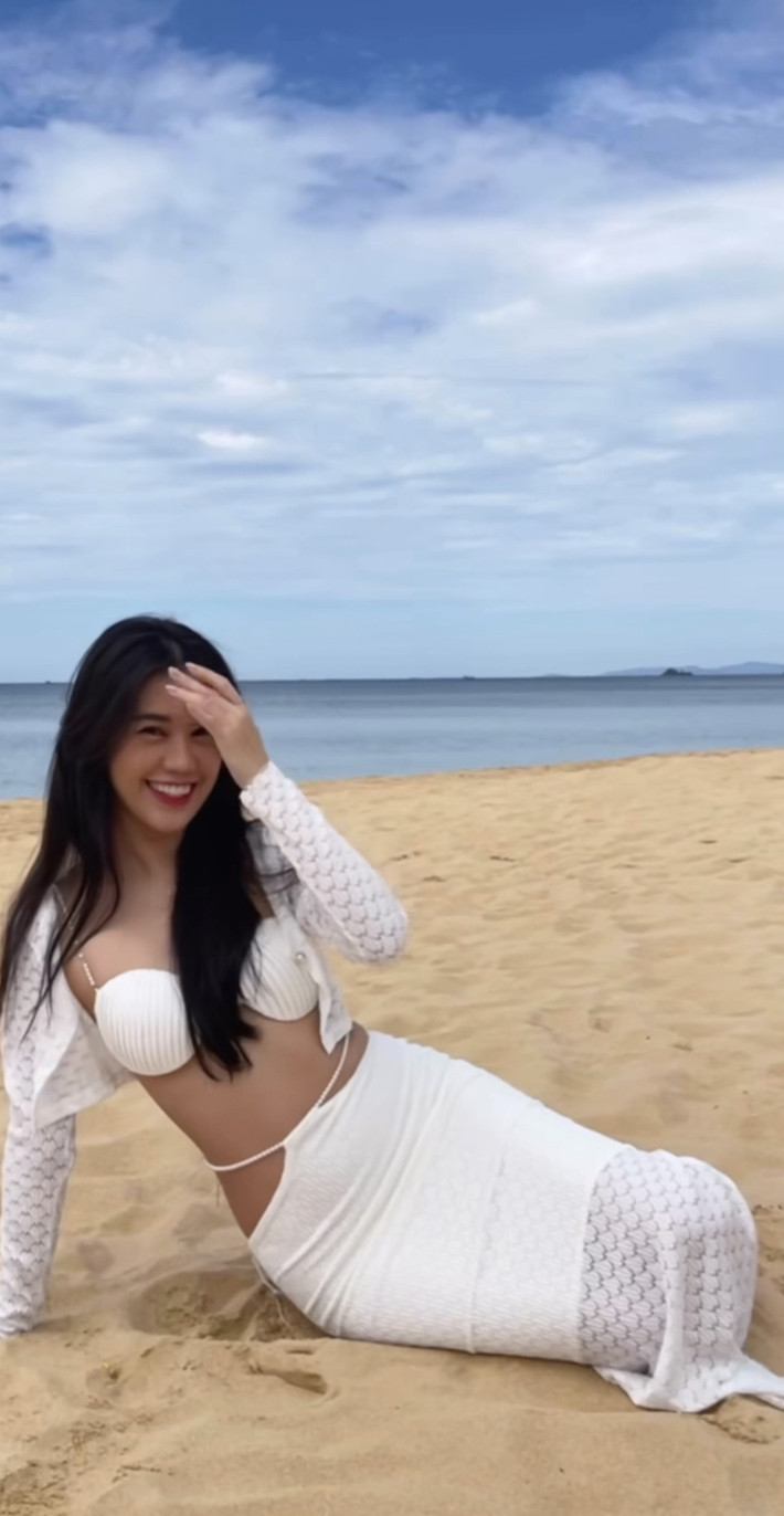 Ngọc Thảo gợi cảm trên bãi biển.