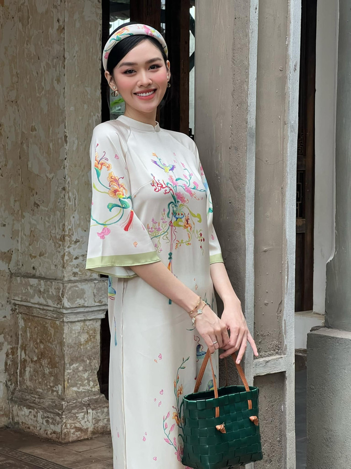 Á hậu Tường San nền nã trong tà áo dài.
