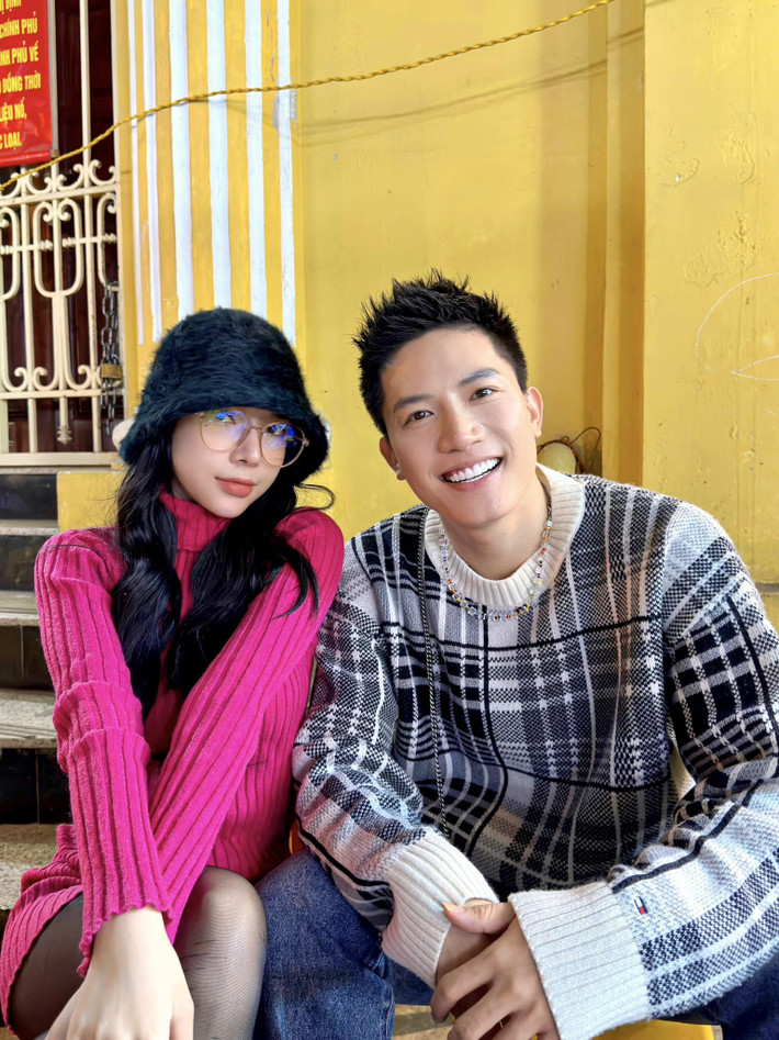 Anh Tú tình tứ bên Ly Ly.